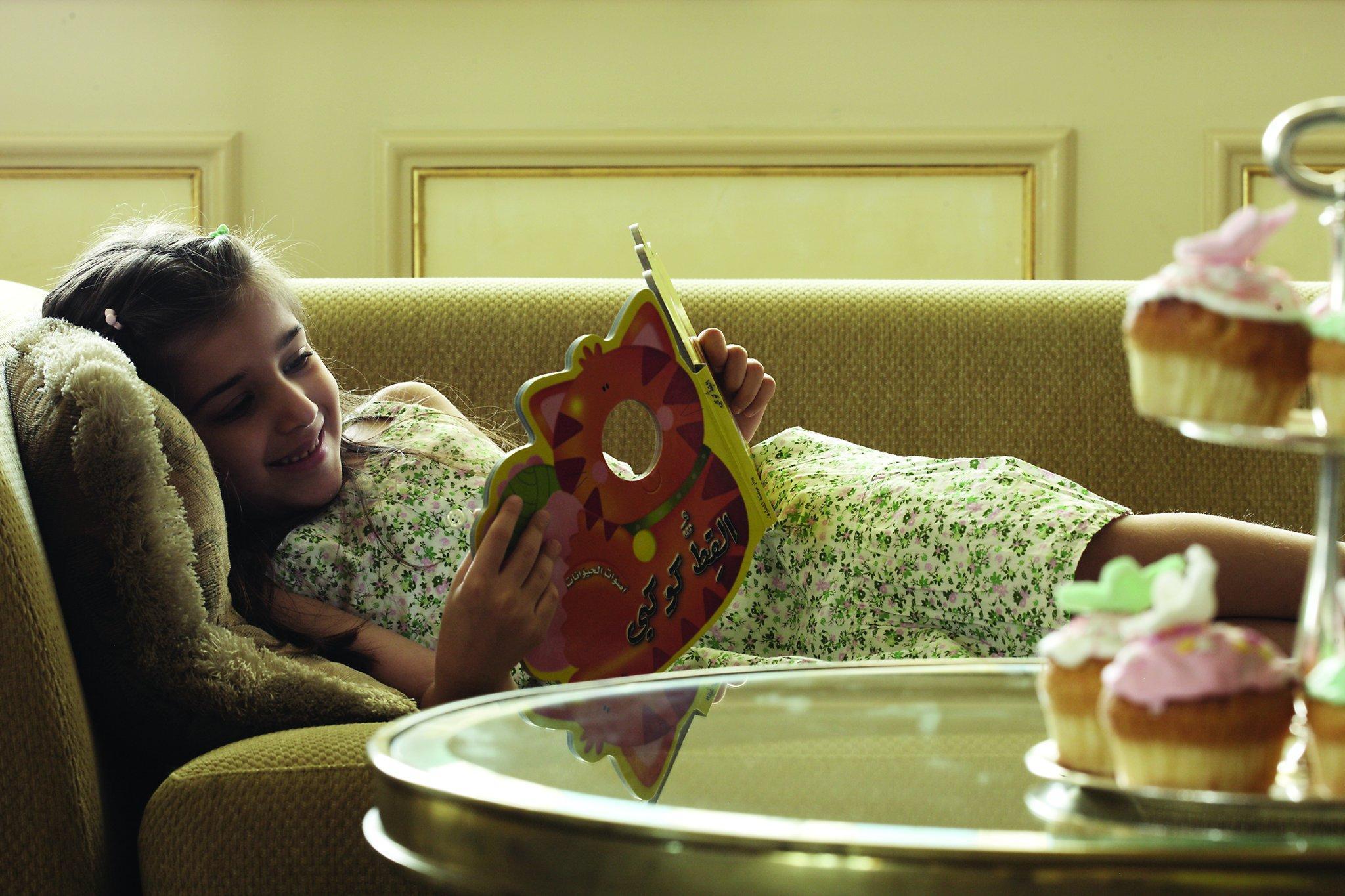 포 시즌 카이로 앳 더 퍼스트 레지던스 기자 외부 사진 A child reading a book