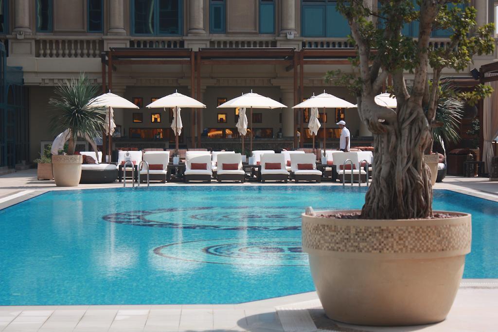 포 시즌 카이로 앳 더 퍼스트 레지던스 기자 외부 사진 The pool at the Four Seasons Hotel