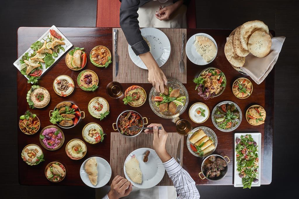 포 시즌 카이로 앳 더 퍼스트 레지던스 기자 외부 사진 A selection of dishes at a restaurant in Dubai