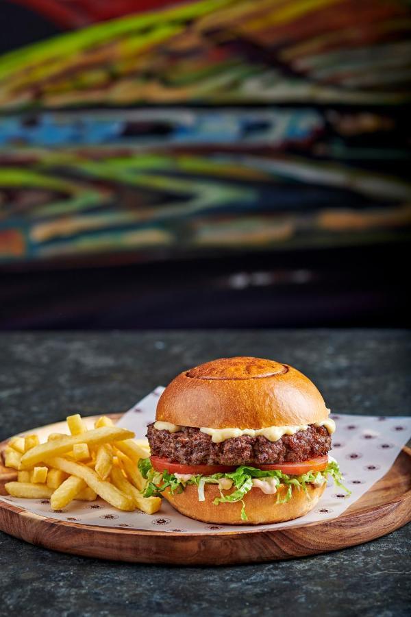 포 시즌 카이로 앳 더 퍼스트 레지던스 기자 외부 사진 A burger from the restaurant