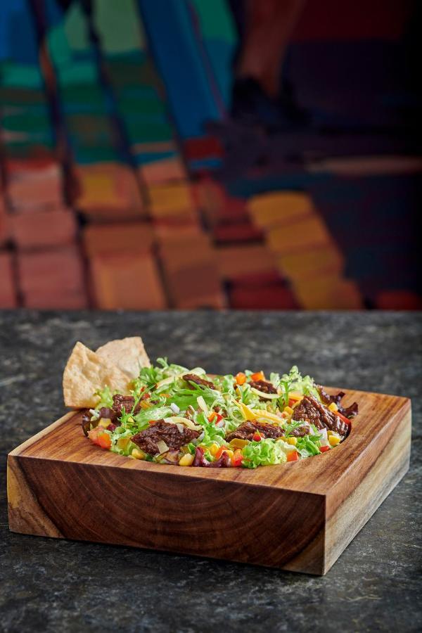 포 시즌 카이로 앳 더 퍼스트 레지던스 기자 외부 사진 A steak salad