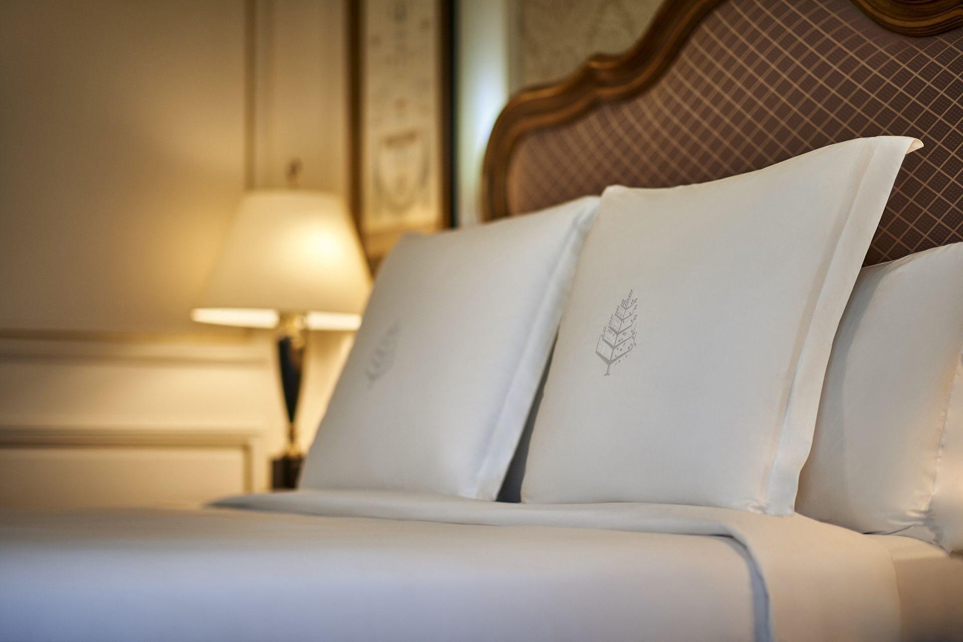 포 시즌 카이로 앳 더 퍼스트 레지던스 기자 외부 사진 Pillows on a bed