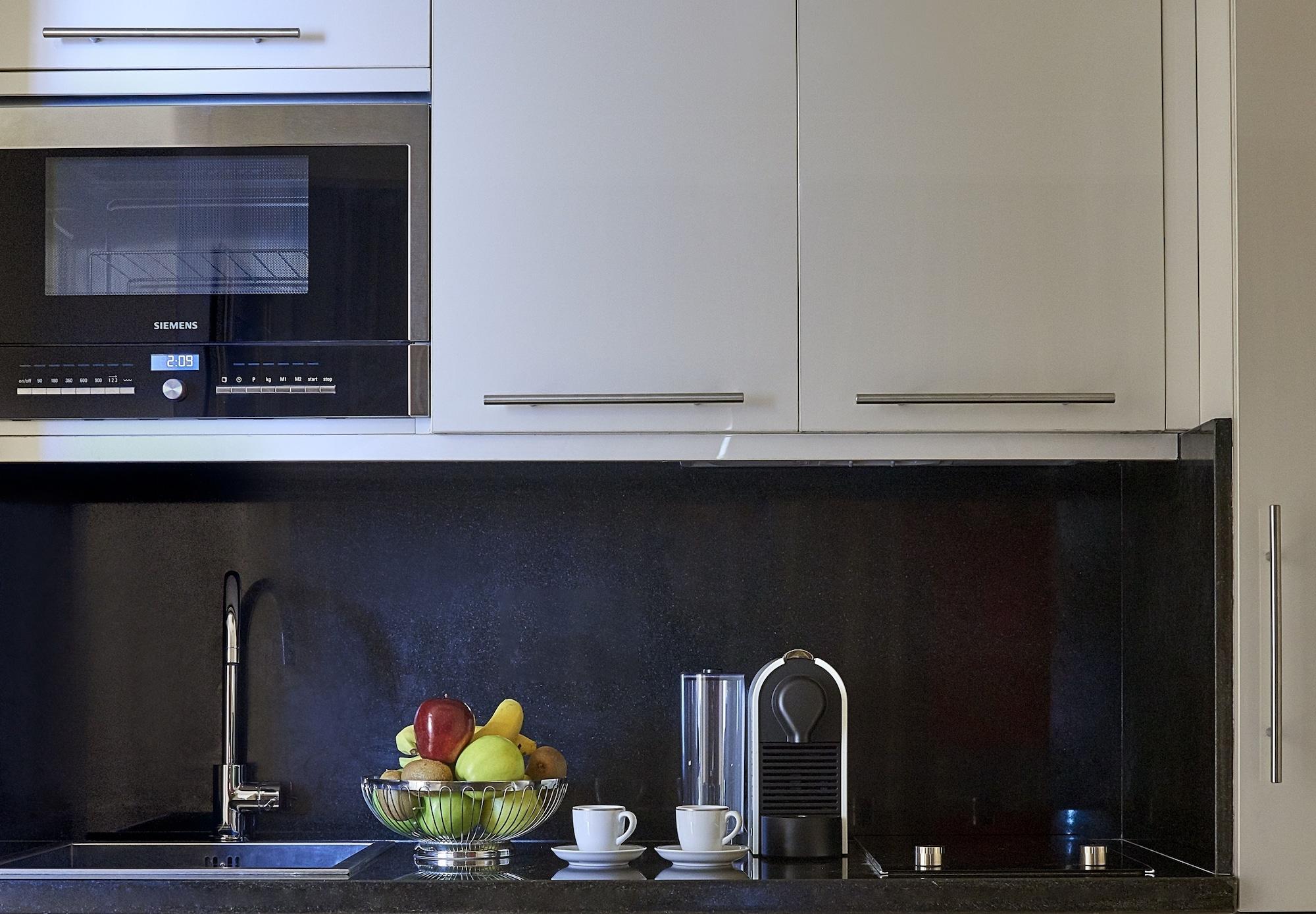 포 시즌 카이로 앳 더 퍼스트 레지던스 기자 외부 사진 A kitchen with a water filter