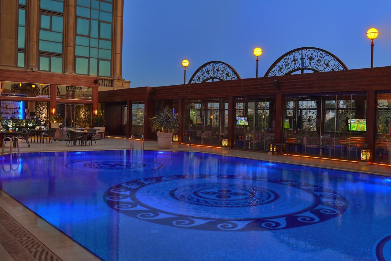 포 시즌 카이로 앳 더 퍼스트 레지던스 기자 외부 사진 The pool at the hotel
