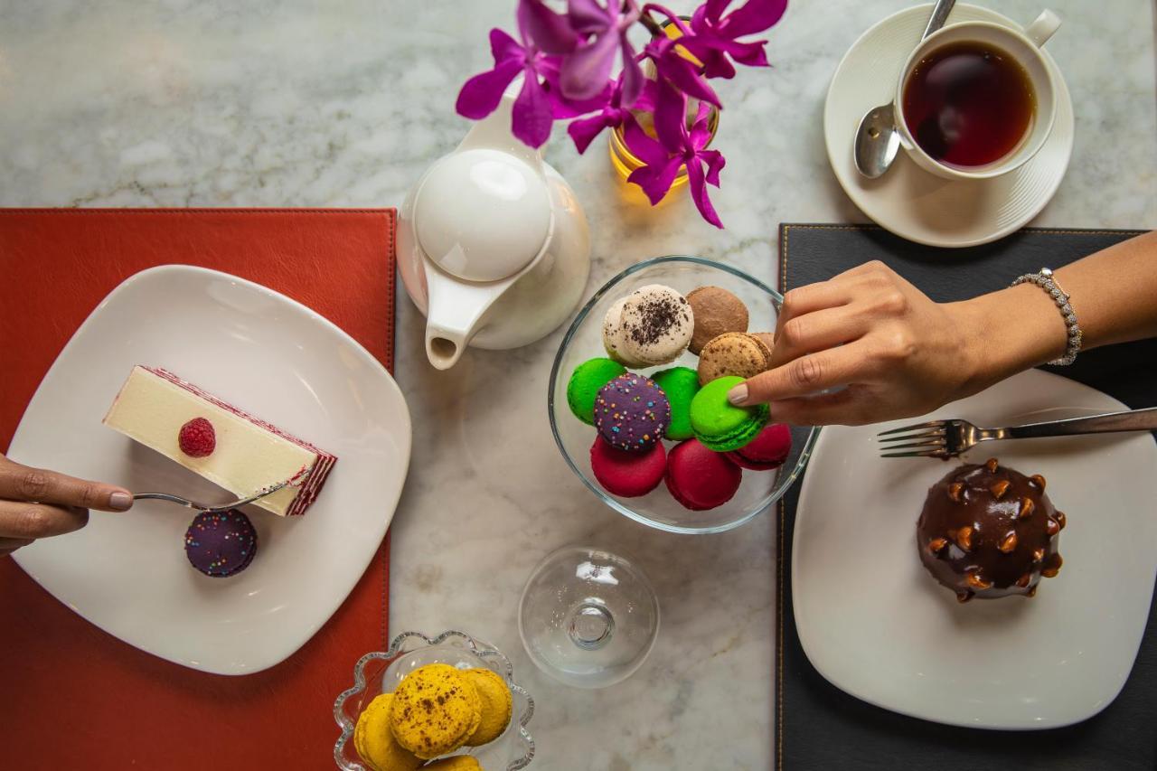 포 시즌 카이로 앳 더 퍼스트 레지던스 기자 외부 사진 A selection of desserts