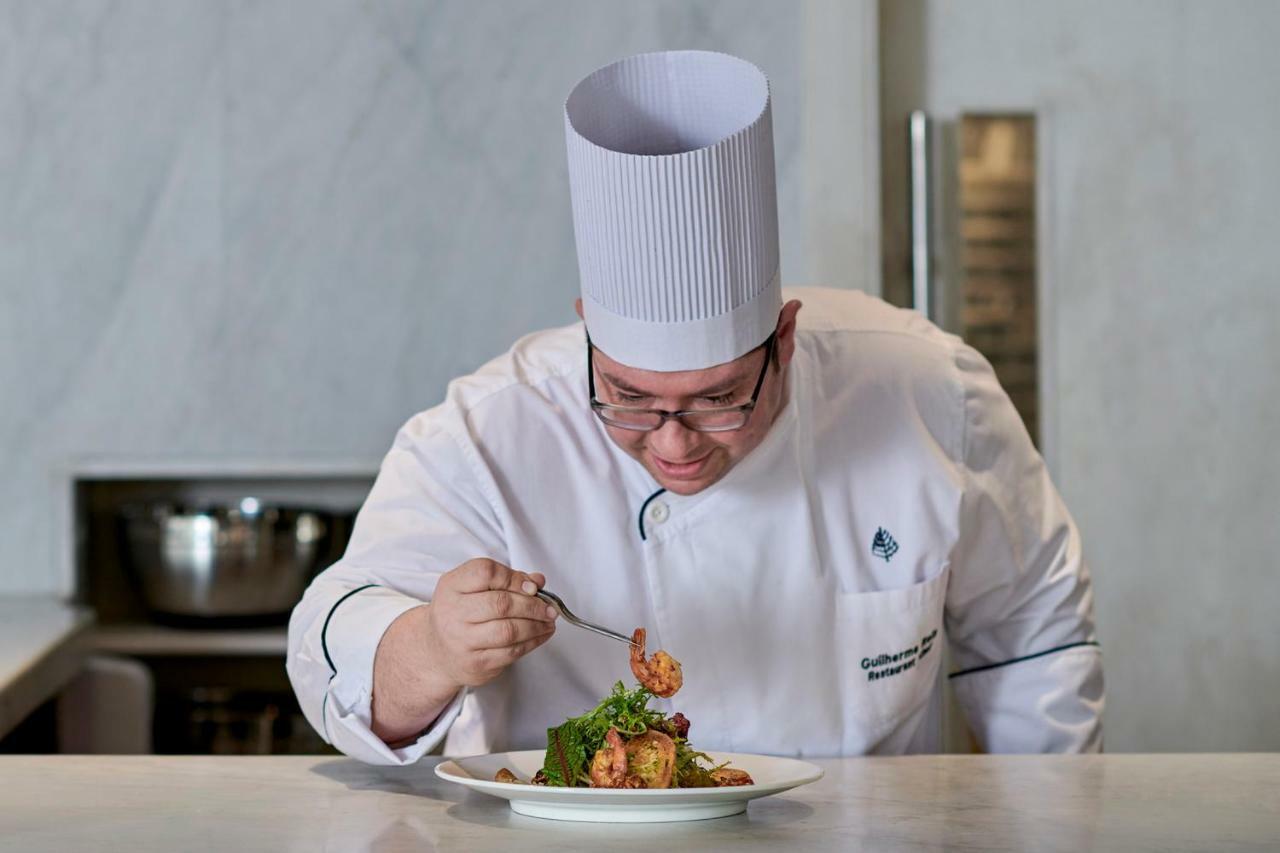 포 시즌 카이로 앳 더 퍼스트 레지던스 기자 외부 사진 Chef preparing a meal
