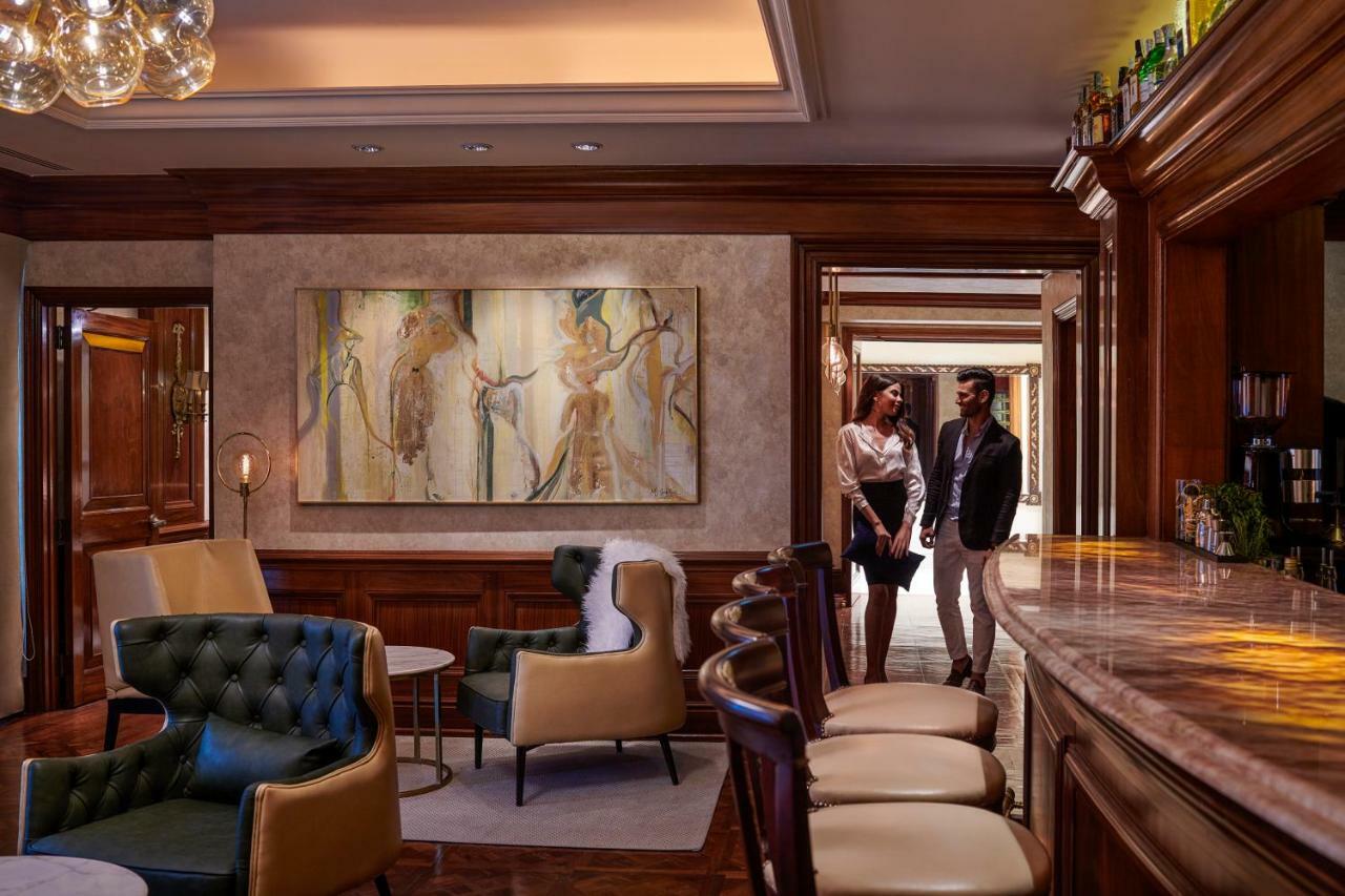 포 시즌 카이로 앳 더 퍼스트 레지던스 기자 외부 사진 The bar at the St Regis
